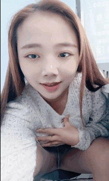 風騷的小老闆娘露臉在店裡把自己摳到受不了，主動脫下小哥的褲子深喉大雞巴，無套抽插爆草浪叫呻吟直接射嘴