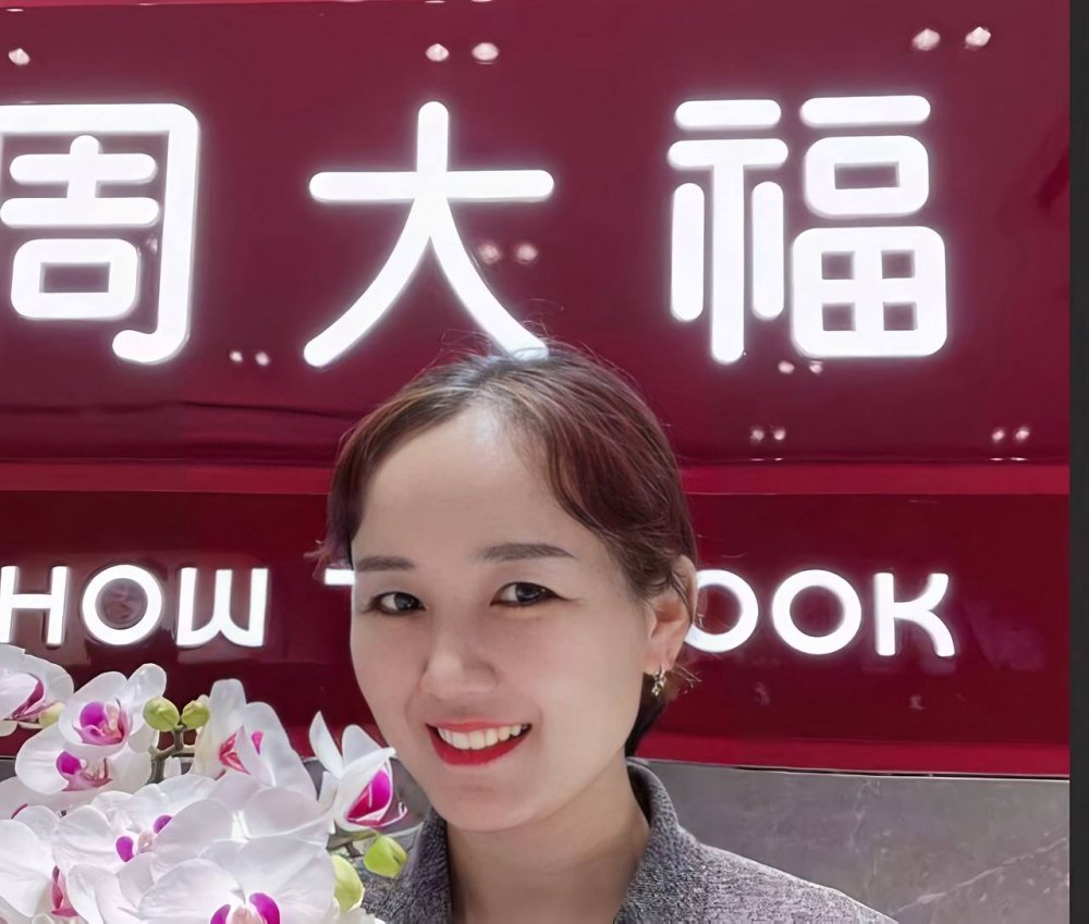 鹽城射陽周大福女銷售員一拖三視頻❤️已婚少婦周大福女銷售3p，多人運動不堪！ [MP4/115MB]