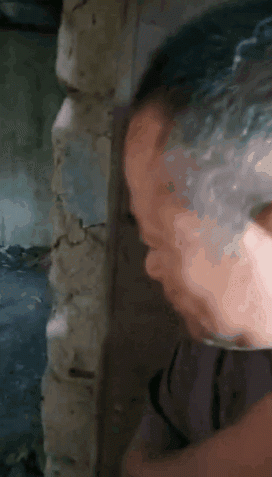 農村荒廢平房內黑人小夥狂艹農村大媽一群大老爺們圍觀！ 原版 4K修復！