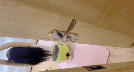 老婆不在家活潑可愛的小姨子在房間里做瑜伽時露出若隱若現的奶子我一時獸性大發忍不住強上了小姨子