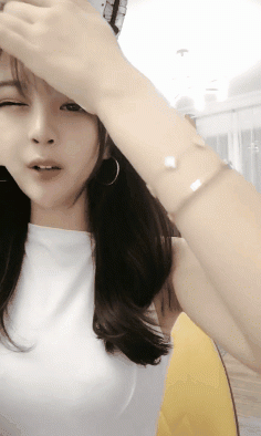 01年龍澤嫩妹騷逼騷閨蜜雙雙上鏡，互舔陰蒂，跳蛋黑牛插閨蜜騷逼逼極限火熱誘惑