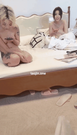 重慶的大哥太牛逼，【高端調教】，兩個極品美女帶回家中，膚白貌美，床上輪流插