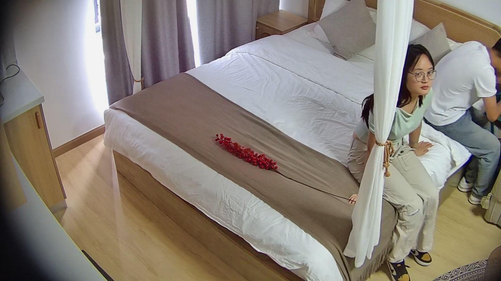 最新流出酒店偷拍逼毛濃密性欲強的反差婊眼鏡美女在男友體力不濟的間隙用自慰棒填補瘙癢的小穴（9V）[MP4/1550MB]