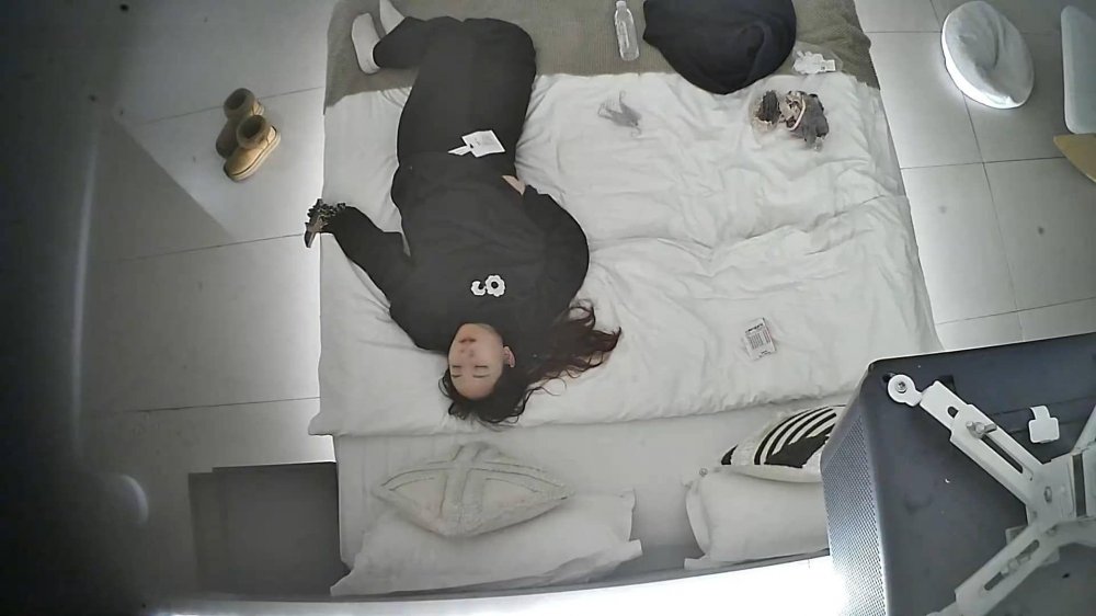 2-1流出酒店上帝視角偷拍 女友換上情趣睡衣后被小夥用超長大黑牛狂懟騷逼