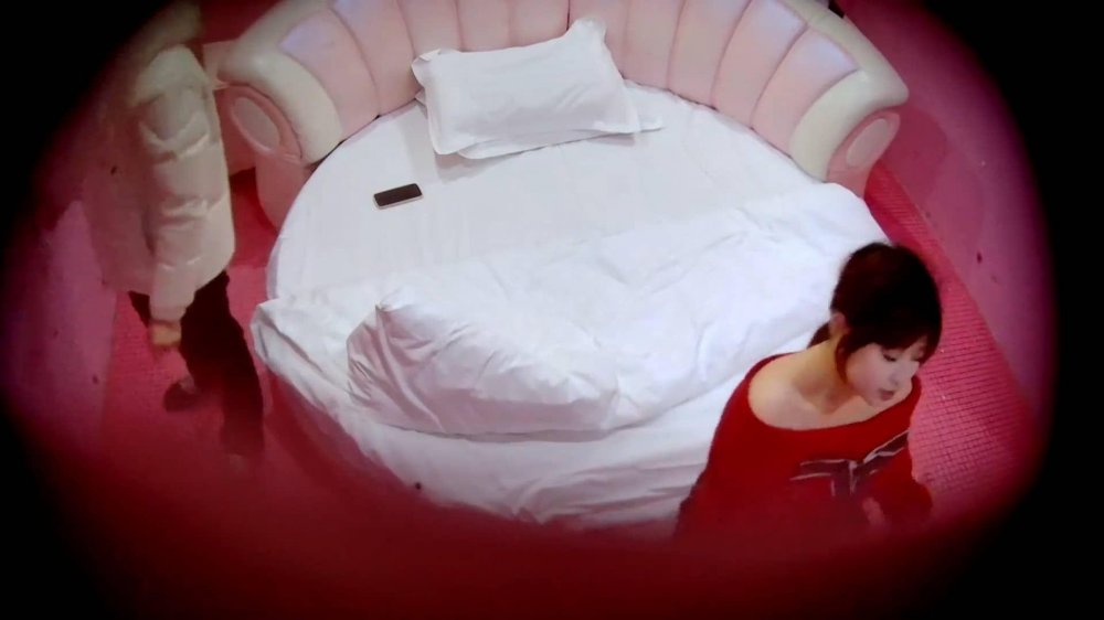 12-17流出酒店情趣圓床偷拍❤️嬌小可愛的美女和男友在酒池肉林中邊吃邊乾讓人羨慕不已（18V）