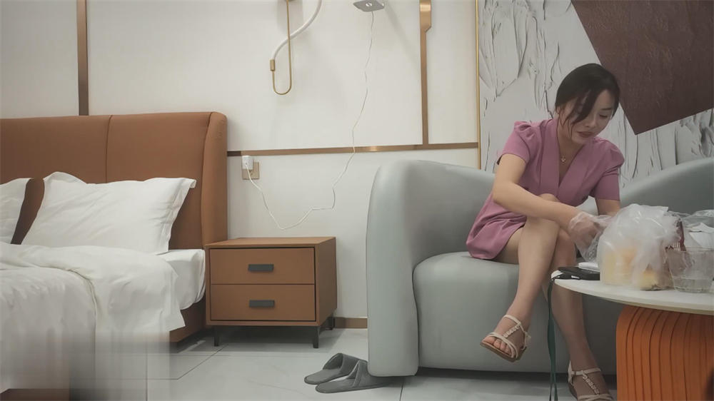 熟女探花氣質粉衣美少婦騷貨 完美炮架身材後入推車奶子晃動口爆吞精