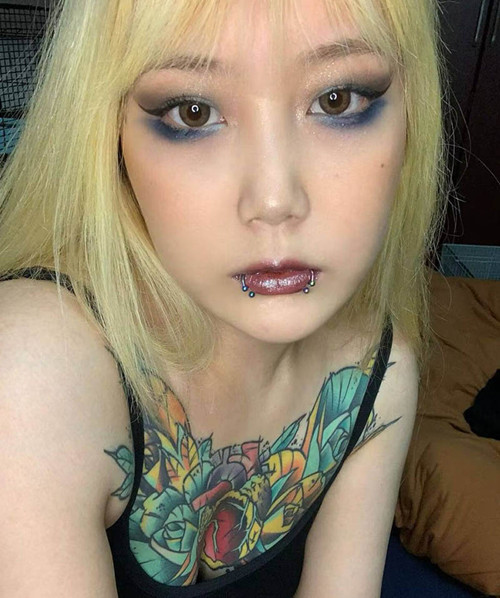 廣西超淫站街女劉紫鑫騷逼肥美多汁深不可測❤️性慾旺盛邊幹邊震假屌齊上陣才微微滿足！ [MP4/247MB]