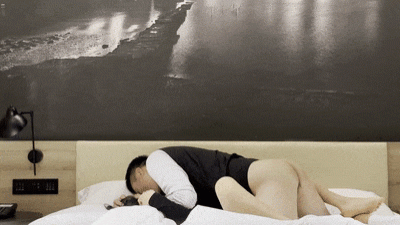 約炮偷拍美麗知性眼鏡人妻，一直推脫極限拉扯，被強推征服後反差索吻