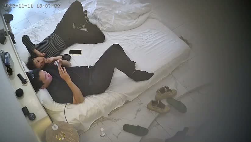 新流出酒店偷拍嫩腳小美女黑絲挑逗男友被男友各種姿勢側入草到呻吟不斷