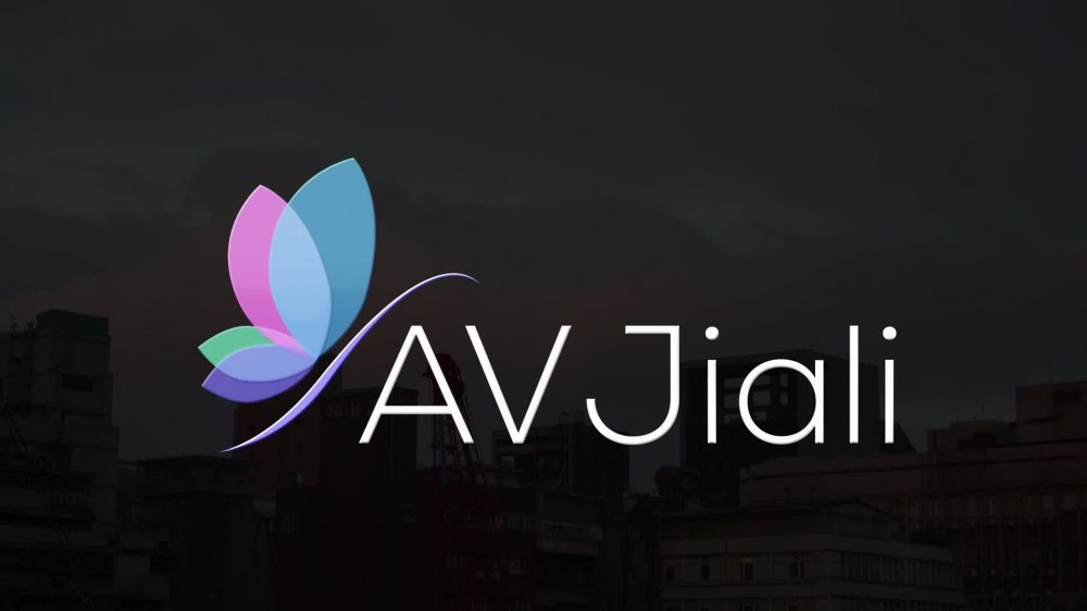 極品超美禦姐-黎芷媗-客戶讓禦姐在他的襠部紋身，結果她看見客戶的大雞巴直接忍不住了