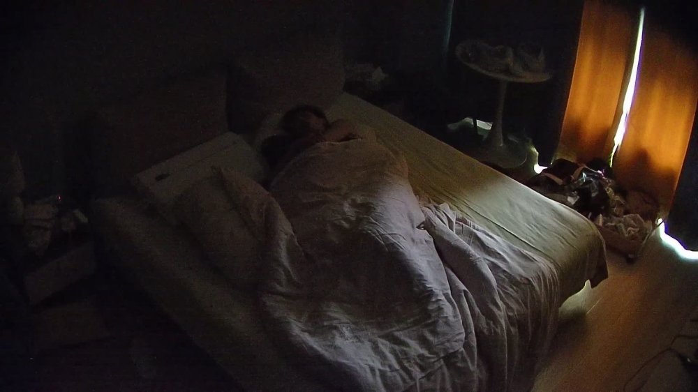 公寓酒店 眼鏡小情侶 看上去熱戀中 女生穿睡衣的樣子挺漂亮的 女人是不是都穿衣服的時候更好看1