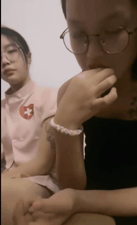 超嫩甜美00后眼鏡美少女吃著棒棒糖撩騷，彼此用手指玩小嫩鮑