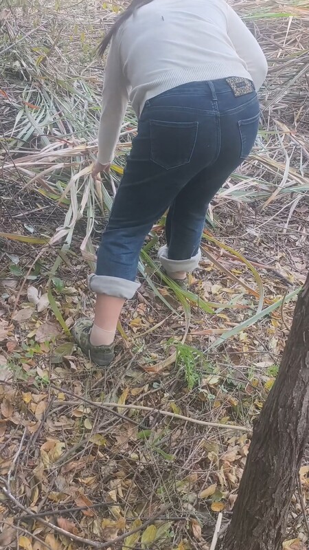 【精品亂倫】農村巨乳母子 - 媽媽在山上砍柴檢柴火 看著大屁股扭來興致了 在山上操逼回歸動物的野性 內射汁液逼裡淌出精液