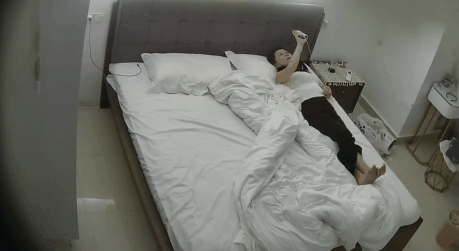 最新流出酒店偷拍和閨蜜一塊開房的少婦逼癢難耐趁著閨蜜出去自慰玩穴扣得給自己爽的都拱起來