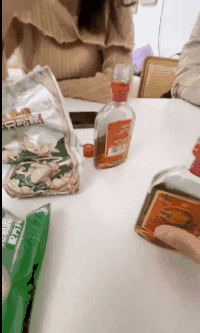 海角綠帽大神寢取NTR情人節晚上給老婆買了個手鐲高興的答應5P滿足我的綠帽欲又喝酒又跳舞還三洞齊插