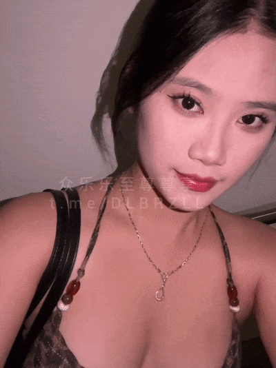 上海女神白富美【南南愛吃糖】露臉自拍，拿著身份證撒尿，和男友車震露出