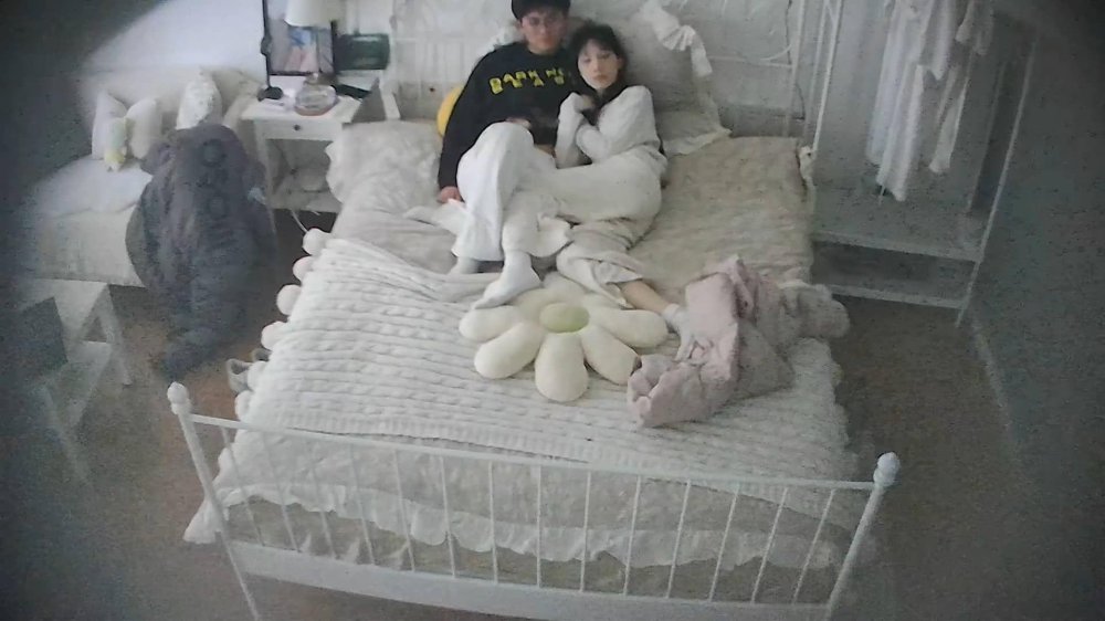 2-14流出酒店偷拍楚楚動人動作優雅的甜妹酒店內被男朋友操了兩次