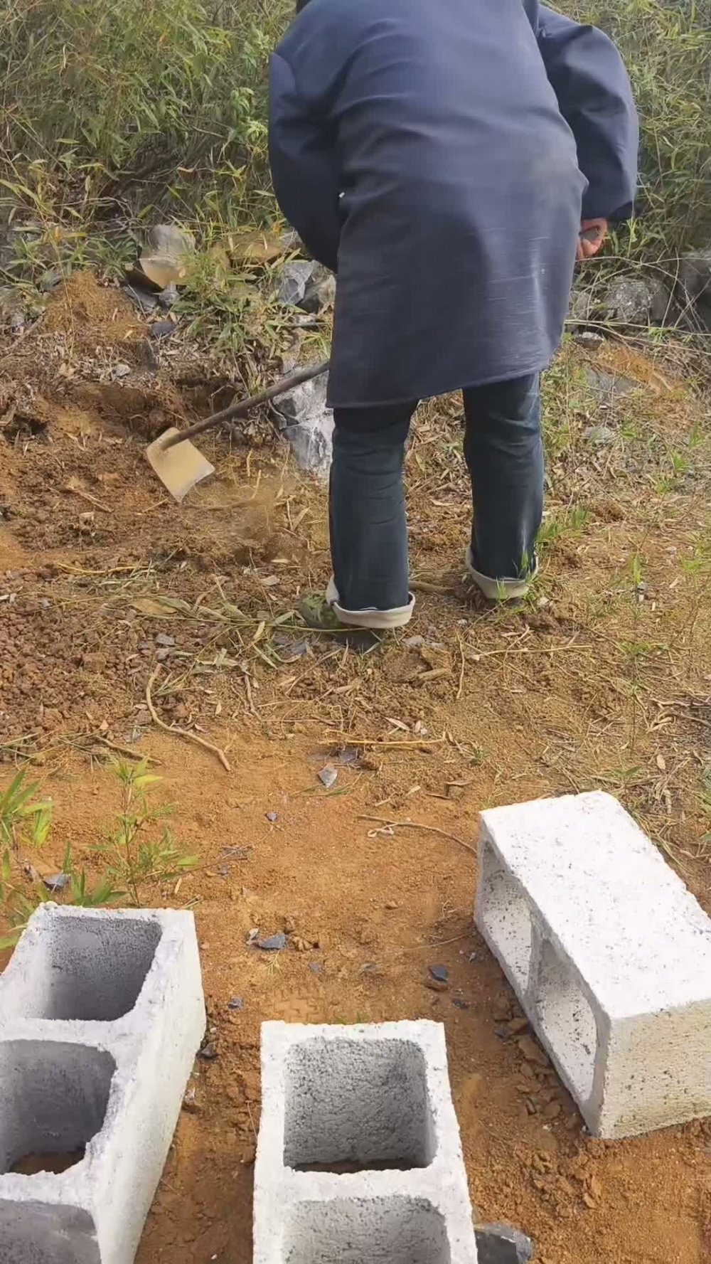 精品亂倫農村巨乳母子 - 在養殖場做事看著媽媽揮動鋤頭 心血來潮按在磚頭上操穴