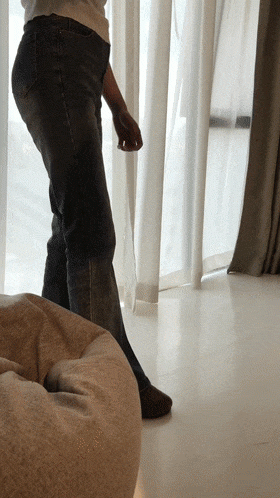 【東坡先生原創】，短裙小姐姐這次穿的牛仔褲，襪子依舊是香香的，才讀大二，敏感體，直接被操哭