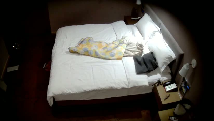 流出酒店偷拍戴眼鏡的反差婊白領姐姐被健壯男友前後爆操搞完換上自帶床單