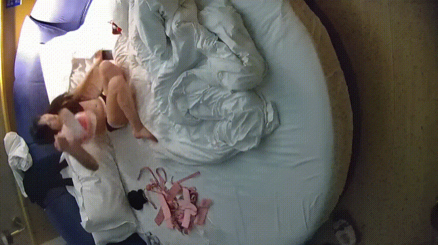 年輕人的新式跨年 不看晚會到酒店玩SM調教 狗鏈皮鞭毛刷工具齊全 小美女被玩到受不了