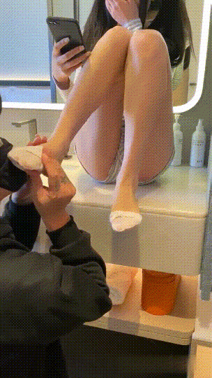 戀足癖大神【東坡先生原創】最新，可愛雙馬尾大學生美少女太好玩了射了又射（2V）