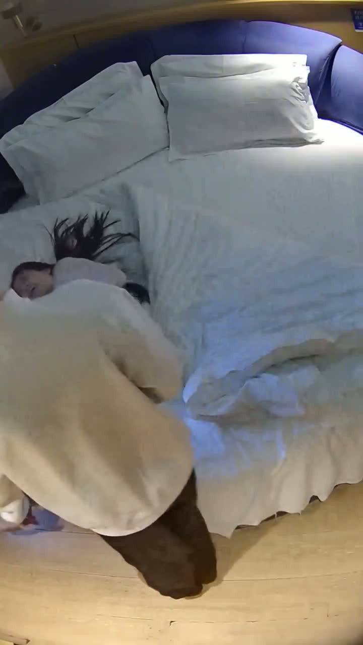 情趣台非常漂亮長髮美女跟男朋友開房操 真是膚白貌美大長腿 還會口交 被男朋友壓在身上猛操