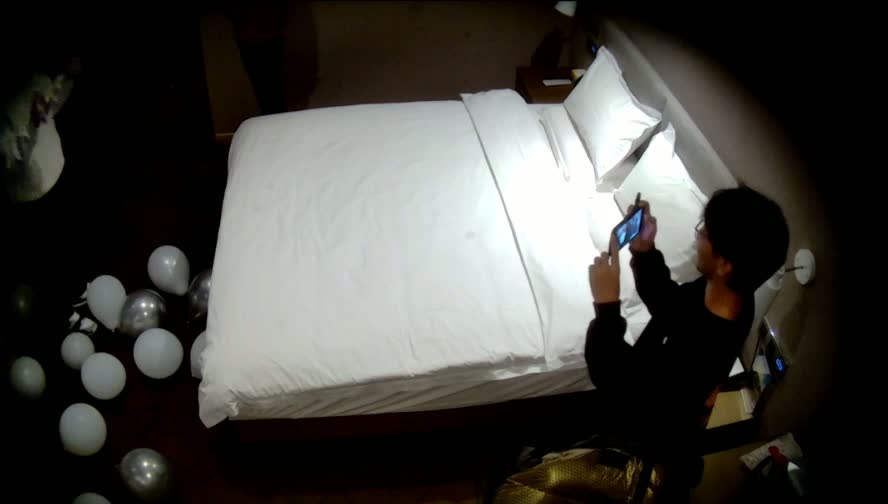 流出酒店偷拍眼鏡男和朋友給皮靴時尚女友慶生完舔逼舔臭腳各種姿勢操逼