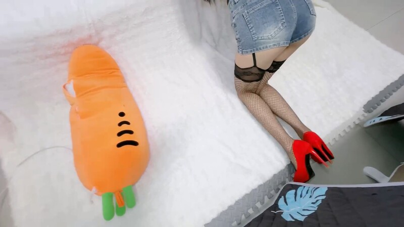 【精品亂倫】我跟後媽的性愛日記 - 長腿小媽情趣吊帶網絲 在瑜伽球上做愛 美穴指奸水汪汪 後入爆操勁射尤物