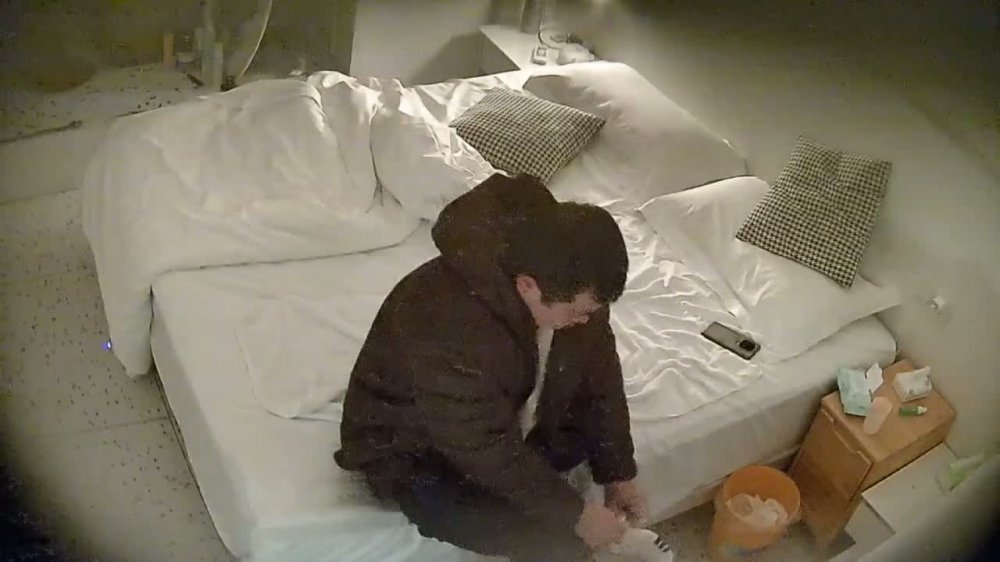 大學城民宿 妓女穿上黑絲為大哥服務 為了讓大哥操得更深 還把枕頭墊在身下 就是大哥有點拉胯2