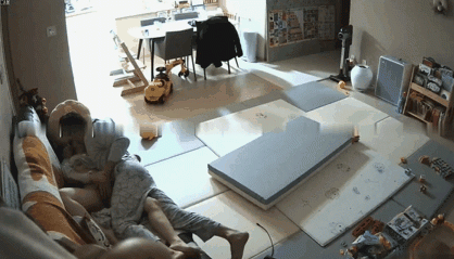 駭客破解家庭網路攝像頭TP饑渴小叔把嫂子撲倒在沙發上摳穴干一炮