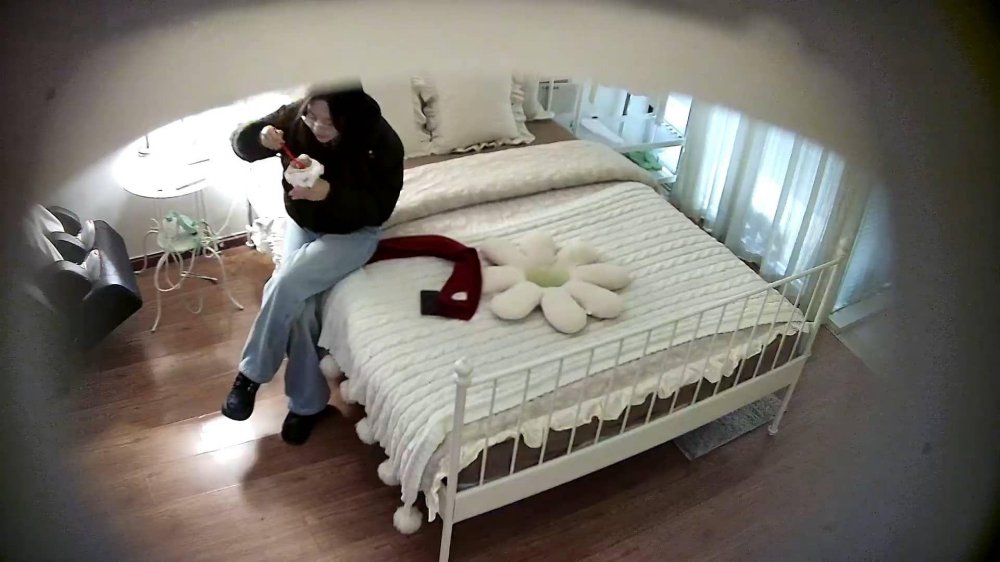 1-28酒店偷拍年輕白領情侶小夥午飯吃飽喝足後把女友撲倒在床溫柔啪啪幹了幾次