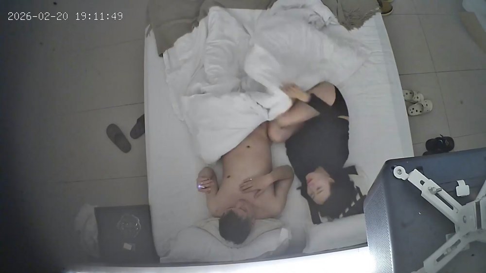 2-20流出酒店上帝視角偷拍丸子頭可愛少婦寬衣解帶沐浴主動吃雞求操逼