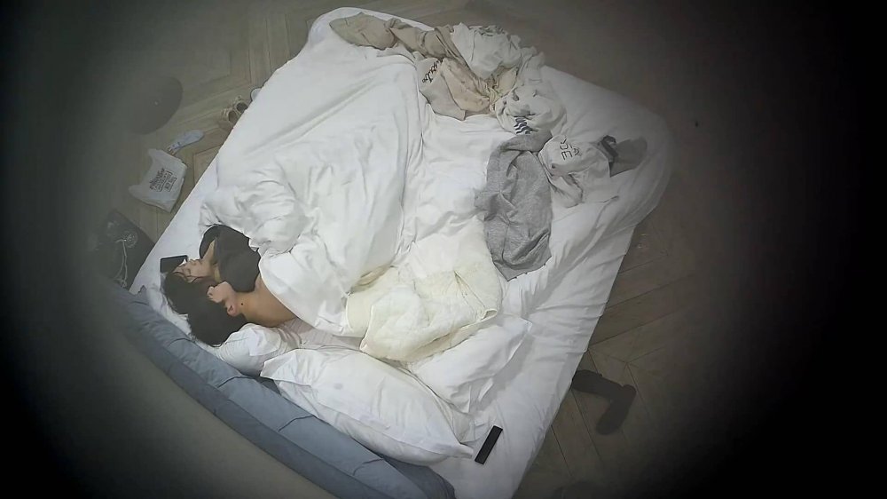 2-2酒店偷拍 準備放假的學生情侶渾圓大胸學妹被男友摳的淫水直流后啪啪後入