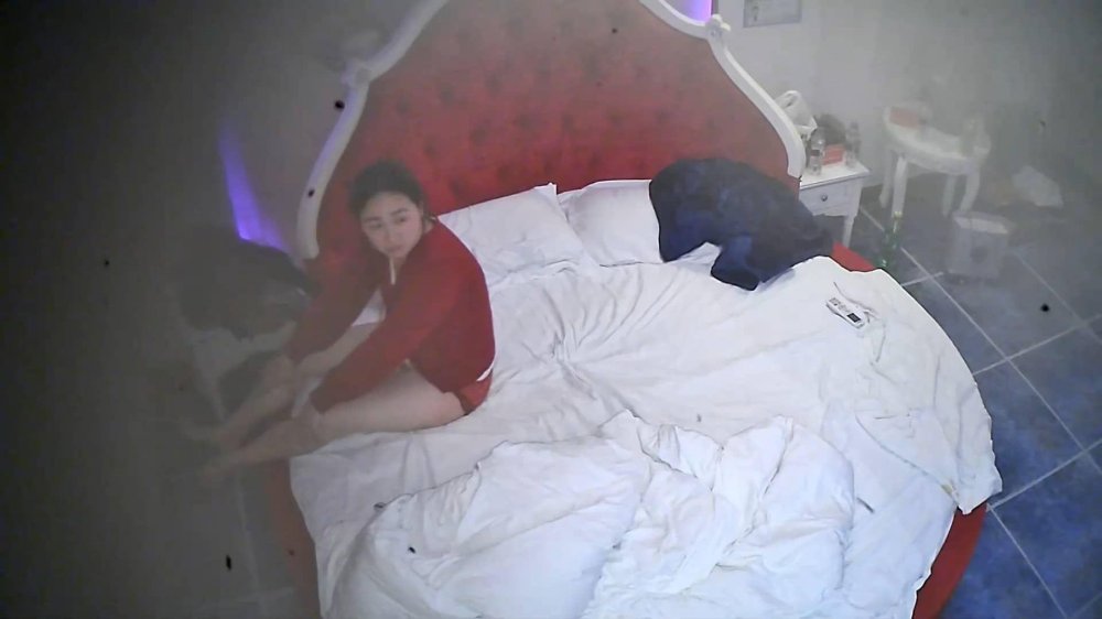 2-17流出酒店情趣房偷拍 圓臉可愛少婦被精壯紋身猛男按床上瘋狂折騰不斷呻吟