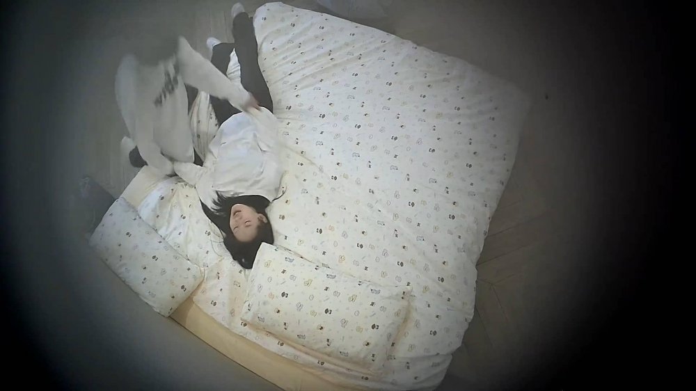 3-1流出酒店偷拍連續幾天入住學生情侶清純甜美學生妹被男友無套抽插操哭了