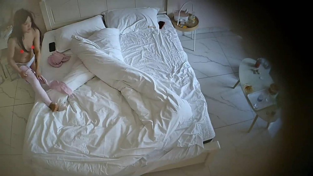 3-1流出酒店偷拍 美女外出參加活動回來換上黑絲配合幹部大叔炮友啪後續完整版