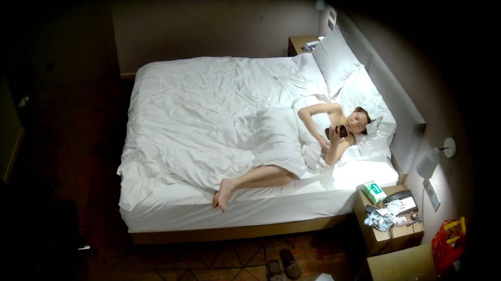 3-1酒店偷拍連續三天入住白皙苗條騷女和男友鋪好油紙精油SPA后肆意狂歡 啪啪