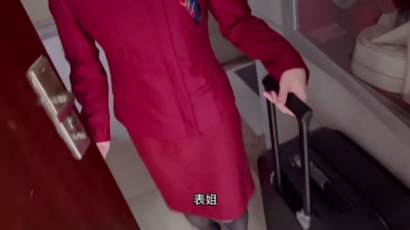 【迷姦空姐】奶氣草莓 - 空姐表姐被我下藥迷暈操到尿失禁 氣質黑絲制服 操醒已經被中出內射