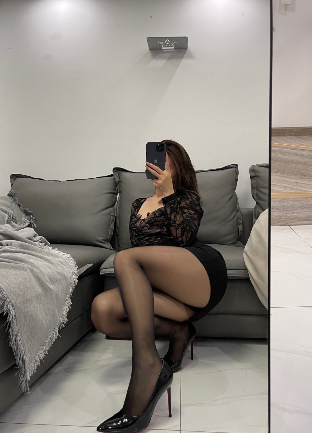 陳大小姐微密圈油亮黑絲蜜桃臀 [20P]