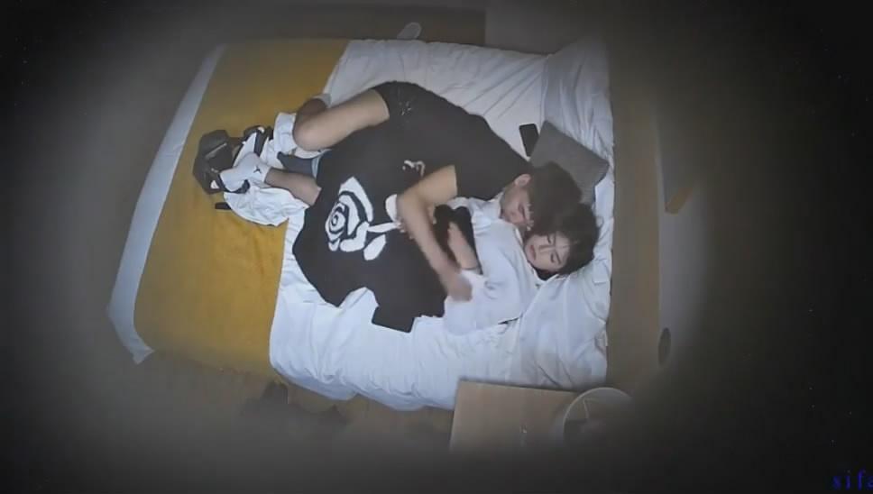 3-1流出 酒店連續兩天入住的情侶嬰兒肥大胸美女讓黑皮男人揉大奶操穴