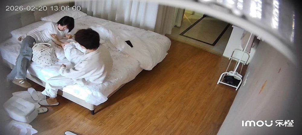 2-20流出樂橙酒店偷拍 猥瑣男友退房之前硬脫妹子牛仔褲按著操一炮才走