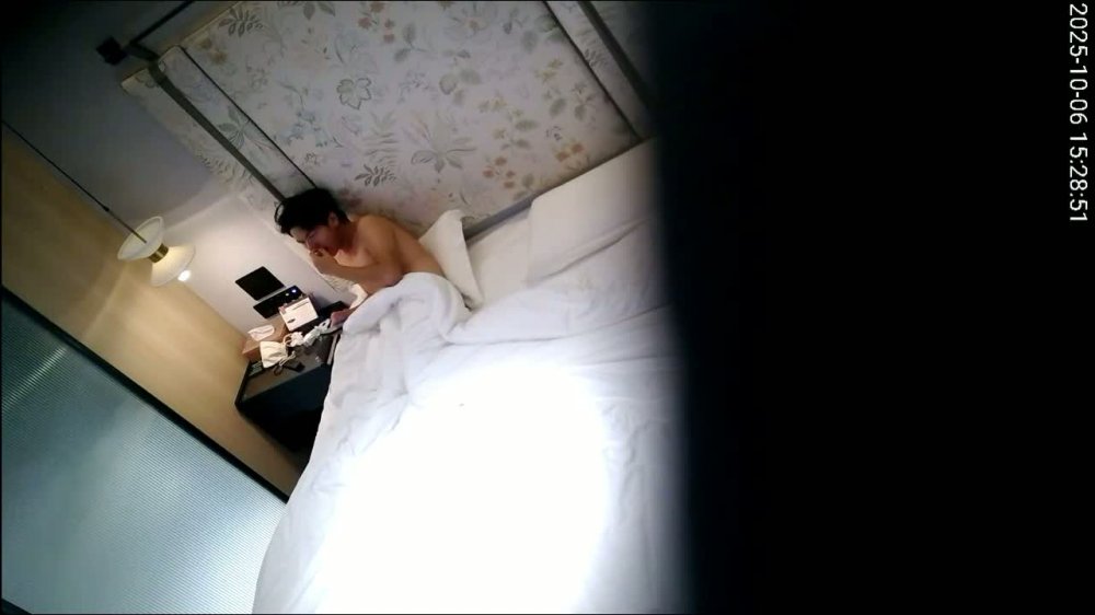 流出天眼酒店高清偷拍年輕情侶換上睡衣做愛有一種在家的感覺吧想不到被人圍觀吧