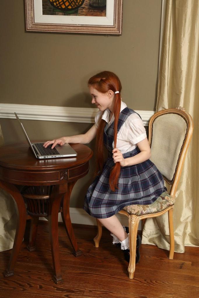 可愛的少女多莉用各種玩具拉伸粉紅色的陰部[27P]