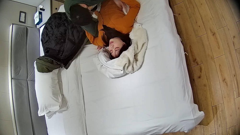 2-5酒店偷拍 眼鏡小胖不顧漂亮女友生理期把她強行按床邊撩開插入內射