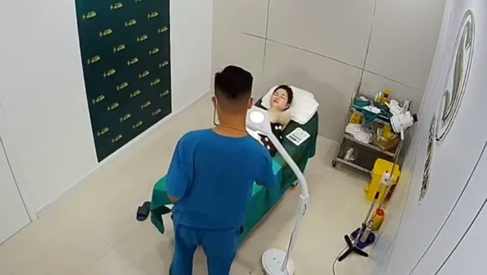 破解美容院監控攝像頭偷拍白膚美少婦準備做陰道乳房整容男醫生給她弄陰道