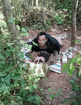 獵奇大爺大娘野戰偷情幹的正激烈 瓜友竟在旁邊擾人好事懟臉拍攝 氣的大爺大罵傻B差點嚇陽痿！