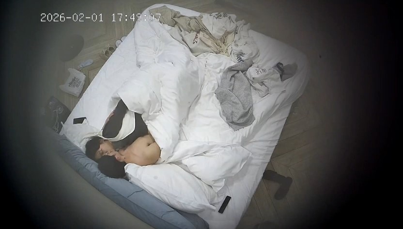 2026-2-2酒店偷拍 女孩被拉到床邊趴著後入