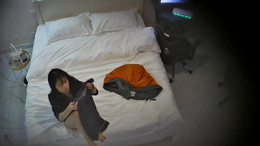 3-6流出酒店偷拍蘑菇頭猥瑣男帶極品校花女神入住躺平式享受上位服務