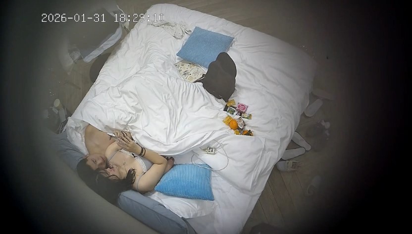 2026-1-31酒店偷拍 氣質高顏值美女被分腿操穴